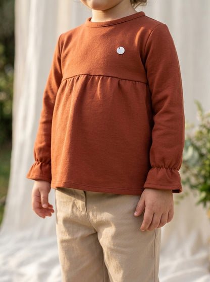 Sudadera color terracota con lazito trasero