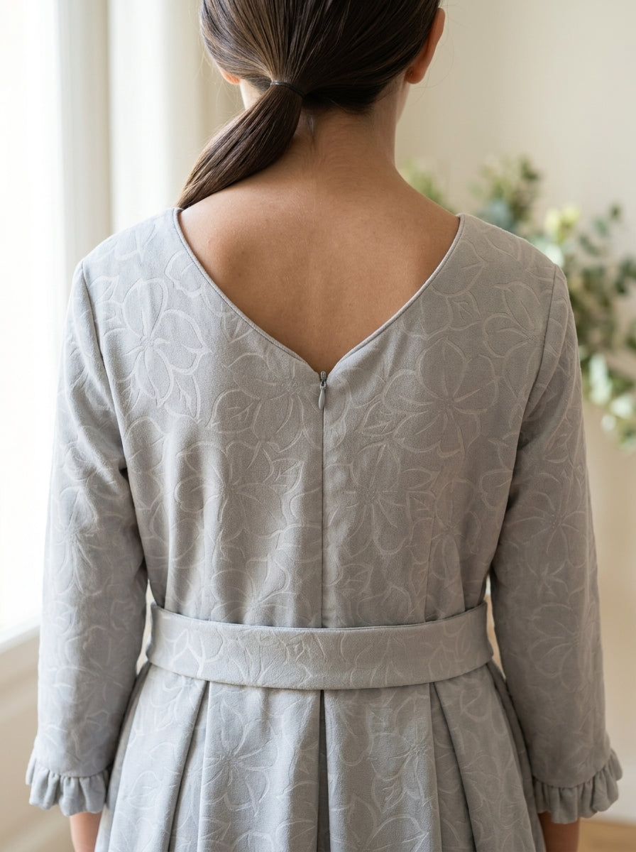 Vestido antelina brocada gris con lazo lateral