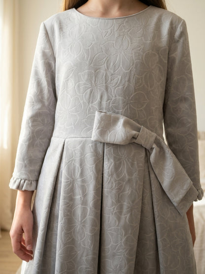 Vestido antelina brocada gris con lazo lateral