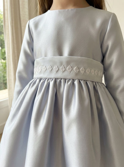 Vestido mikado gris perla y fajin