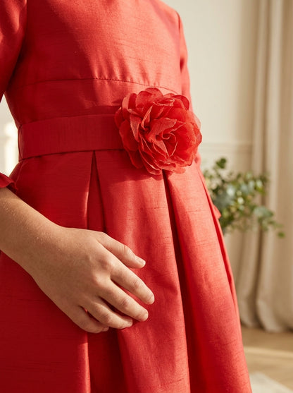 Vestido seda salvaje rojo con tablas y broche en un lado