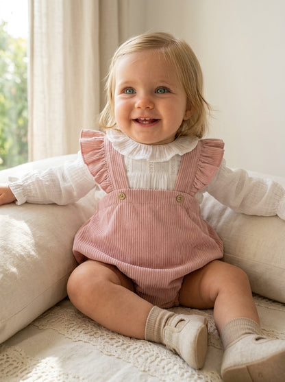 Ranita rosa bebe y camisa blanca