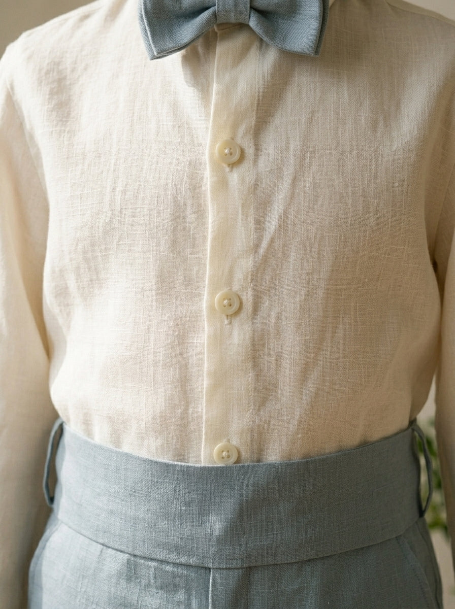 Conjunto camisa lino beig, short azul oceano con fajin y pajarita