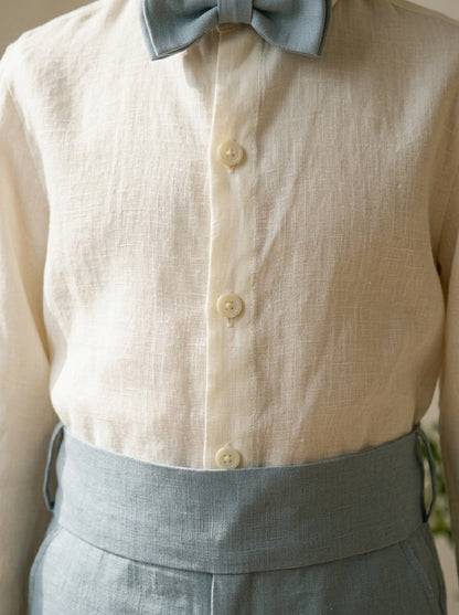 Conjunto camisa lino beig, short azul oceano con fajin y pajarita