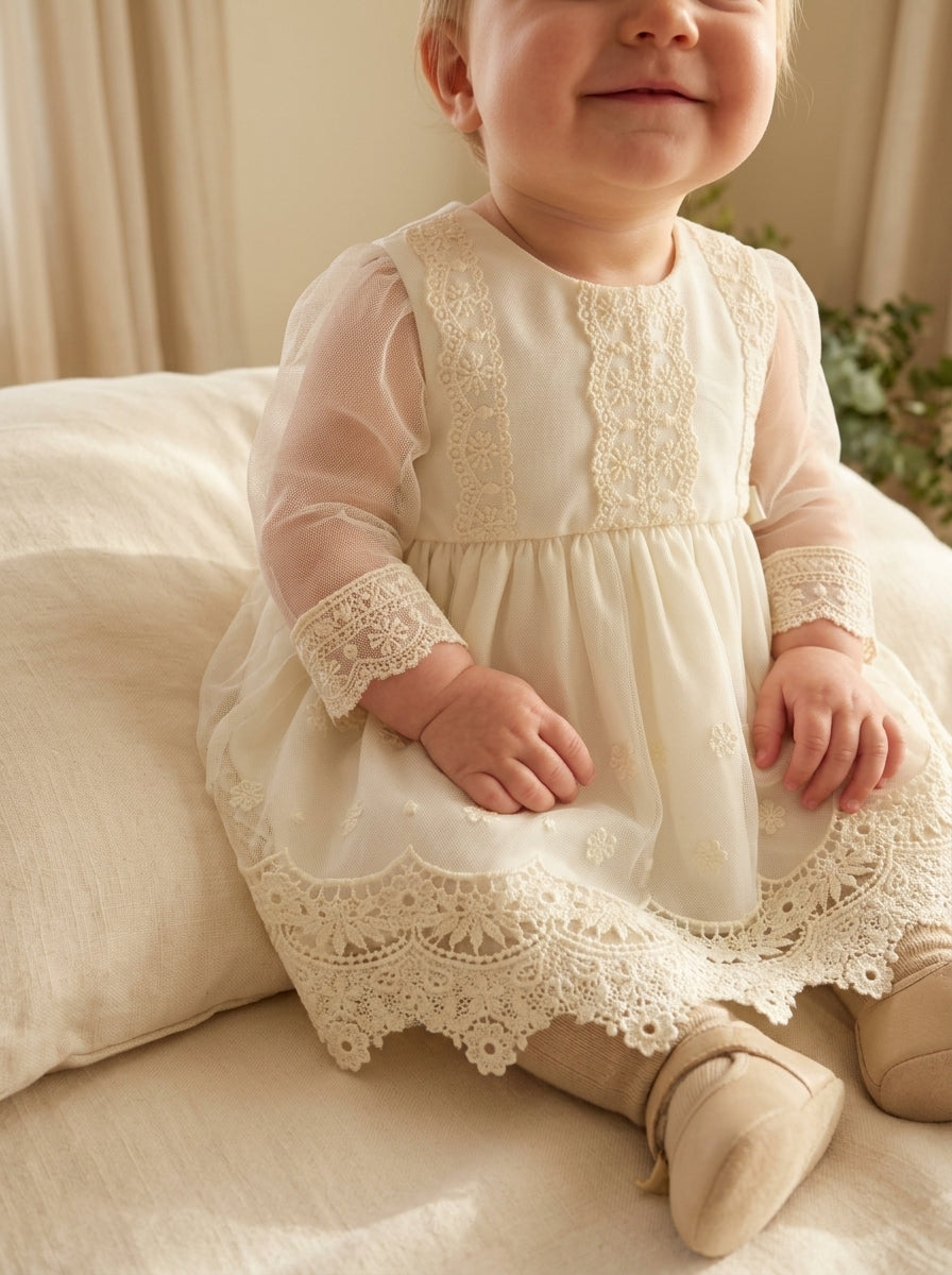 Vestido tul bordado manga larga con capota