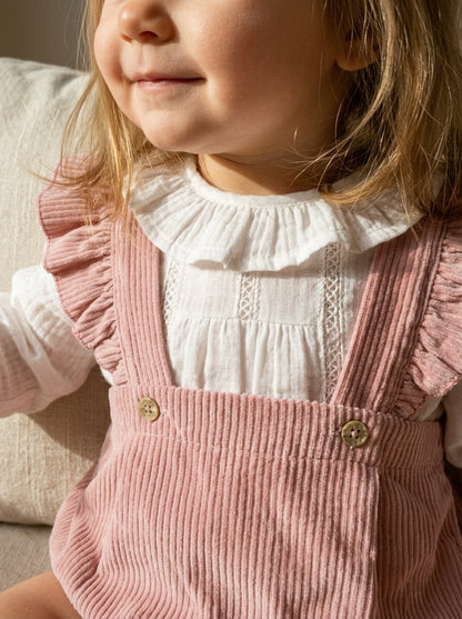 Ranita rosa bebe y camisa blanca