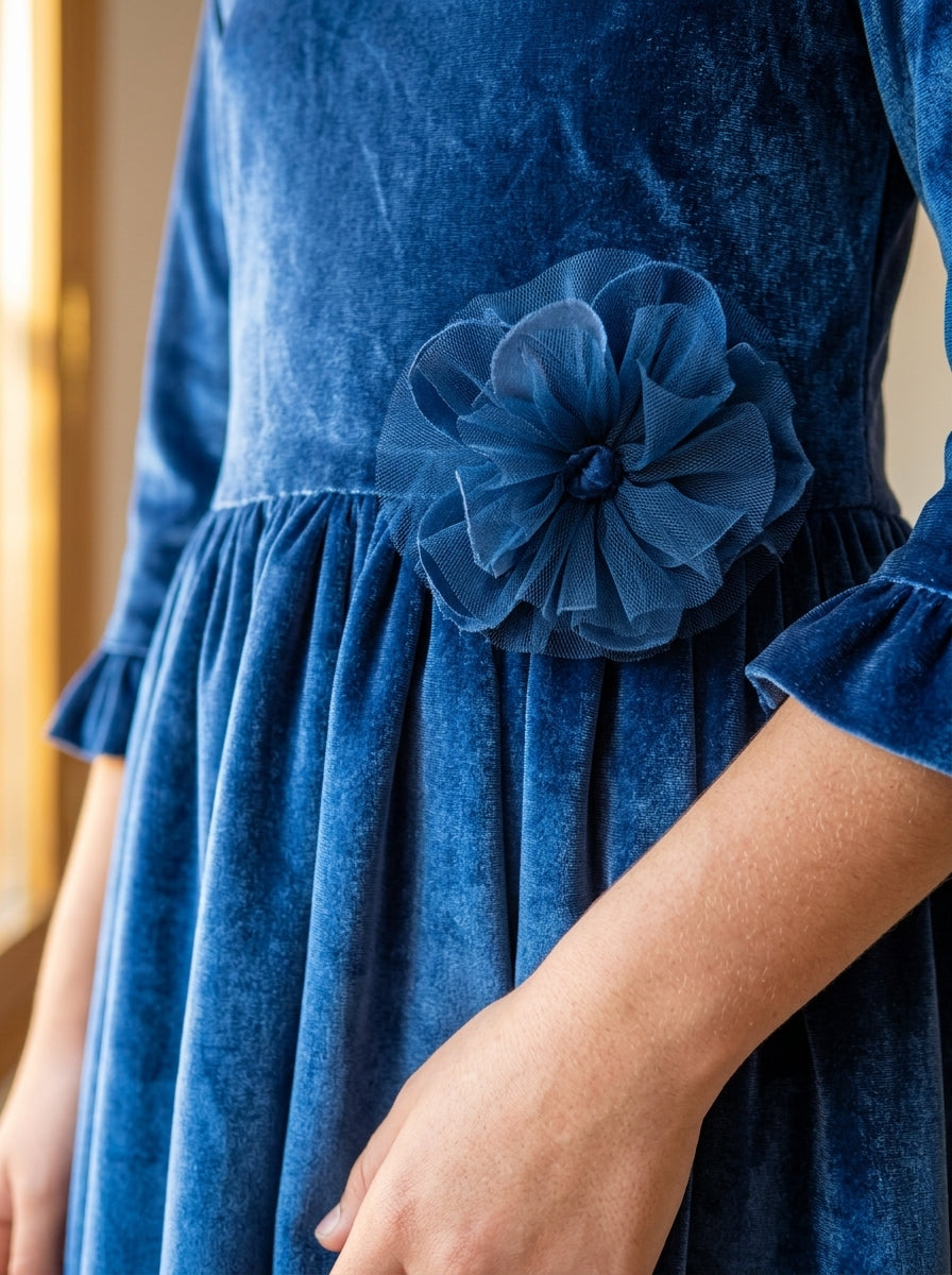 Vestido terciopelo azul marino con roseton