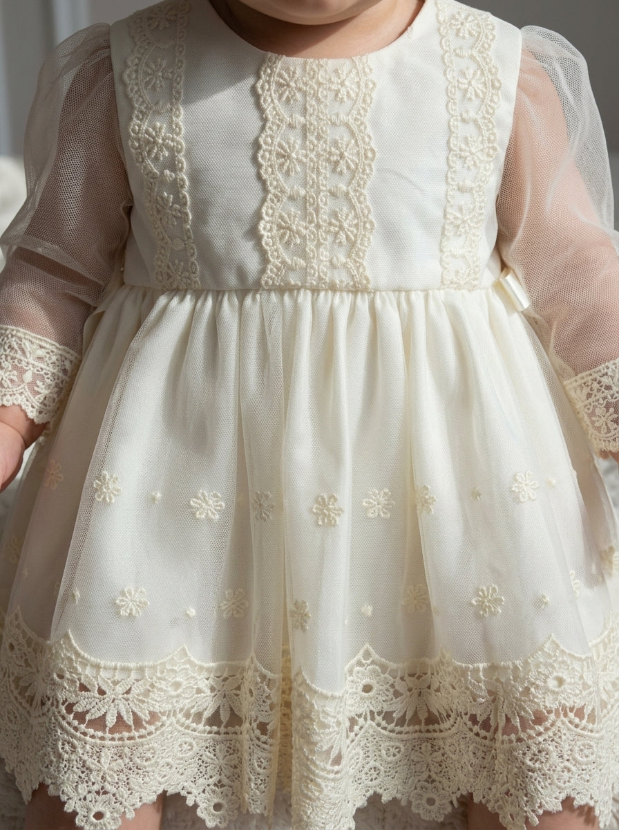 Vestido tul bordado manga larga con capota