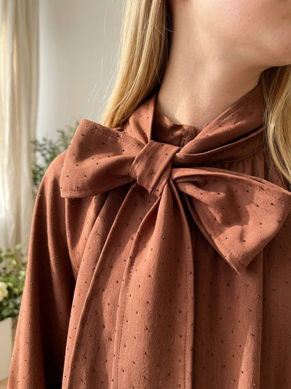 Vestido marrón evase con piedrecitas y lazada al tono