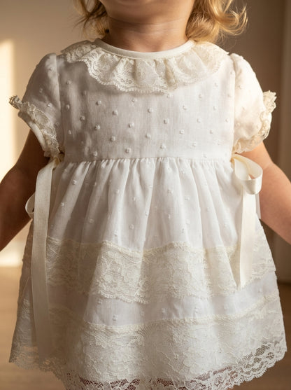 Vestido de plumeti de gasa beig manga corta con capota