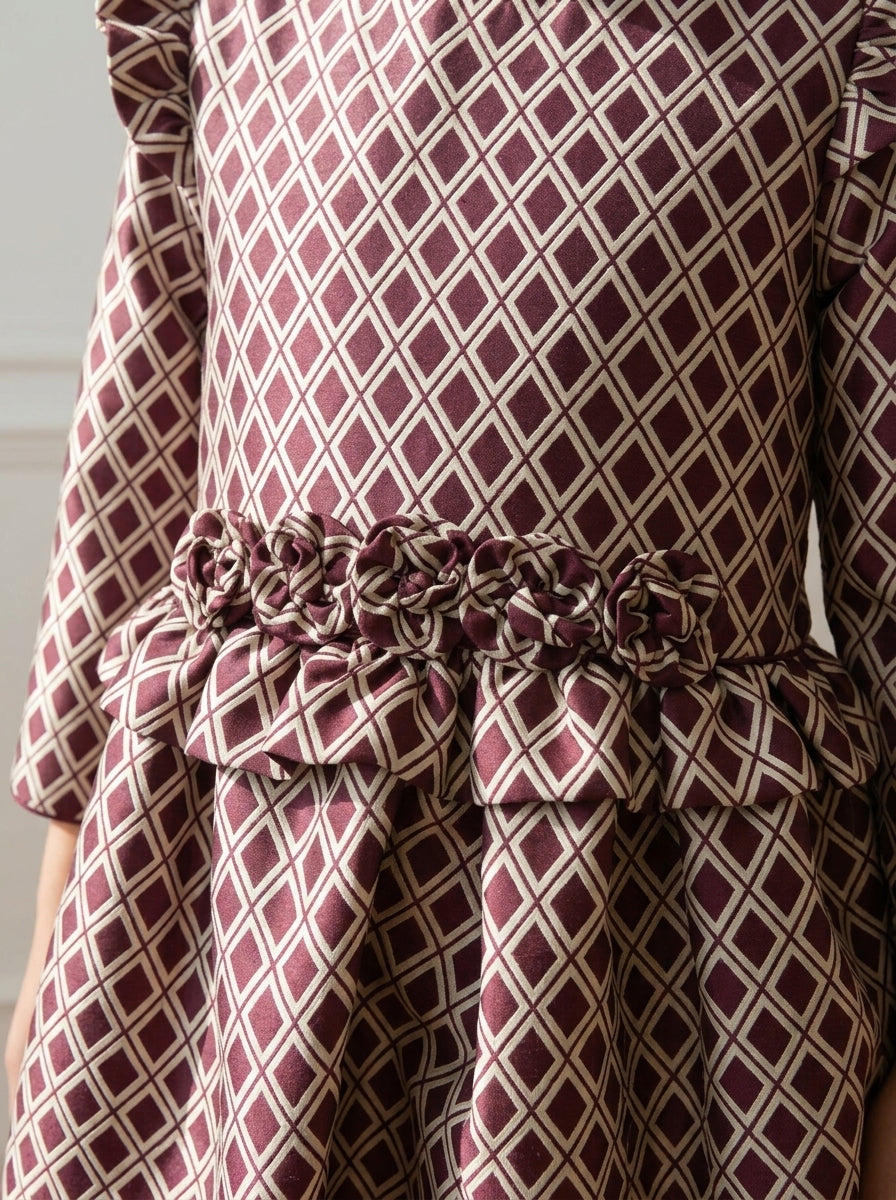 Vestido mikado rombos granates con volantes