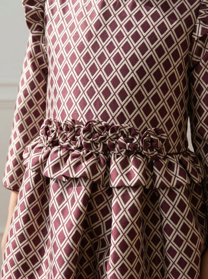 Vestido mikado rombos granates con volantes