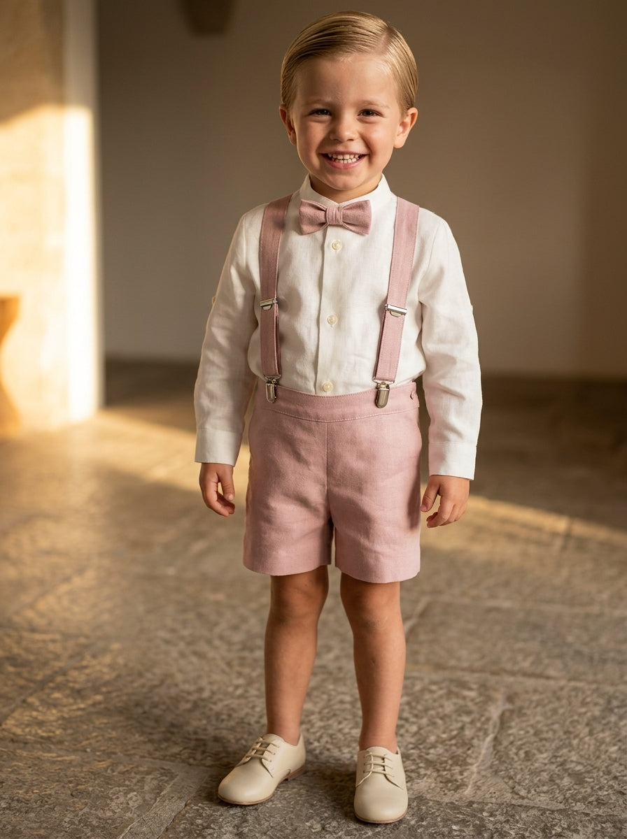 Conjunto camisa, short rosa empolvado, tirantes y pajarita