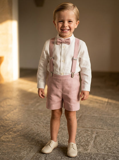 Conjunto camisa, short rosa empolvado, tirantes y pajarita