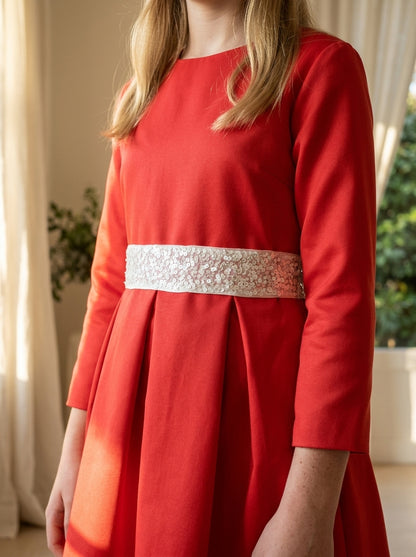 Vestido MIKADO rojo con fajin de pedreria blanco