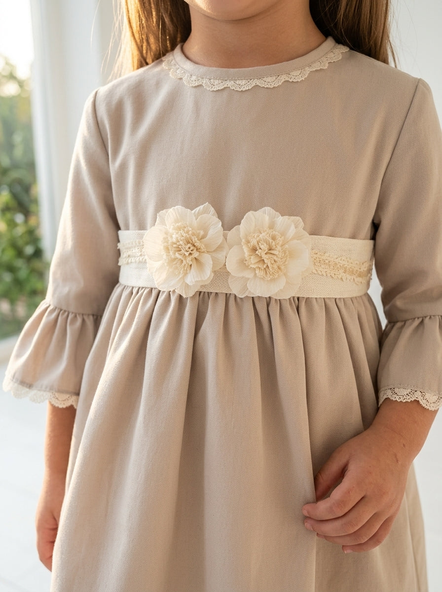 Vestido arena con puntilla beig y fajin beig con flores