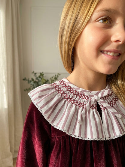 Vestido terciopelo granate con cuello fruncido de rayitas