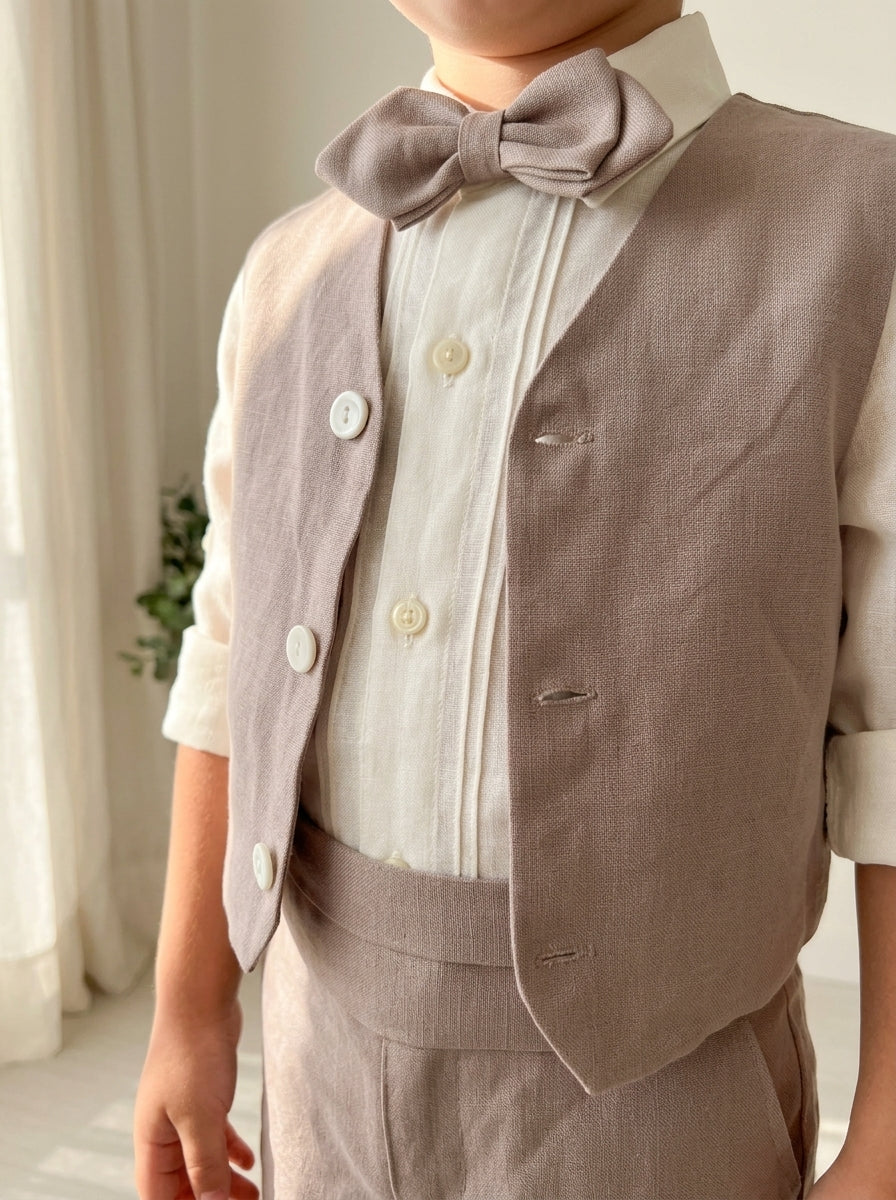 Conjunto camisa lino beig, short, fajín chaleco y pajarita rosa maquillaje