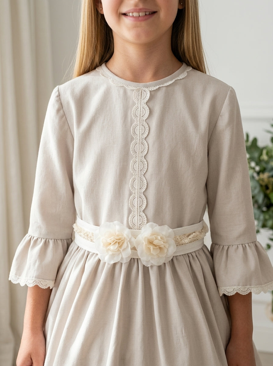 Vestido arena talle bajo con fajin beig con flores