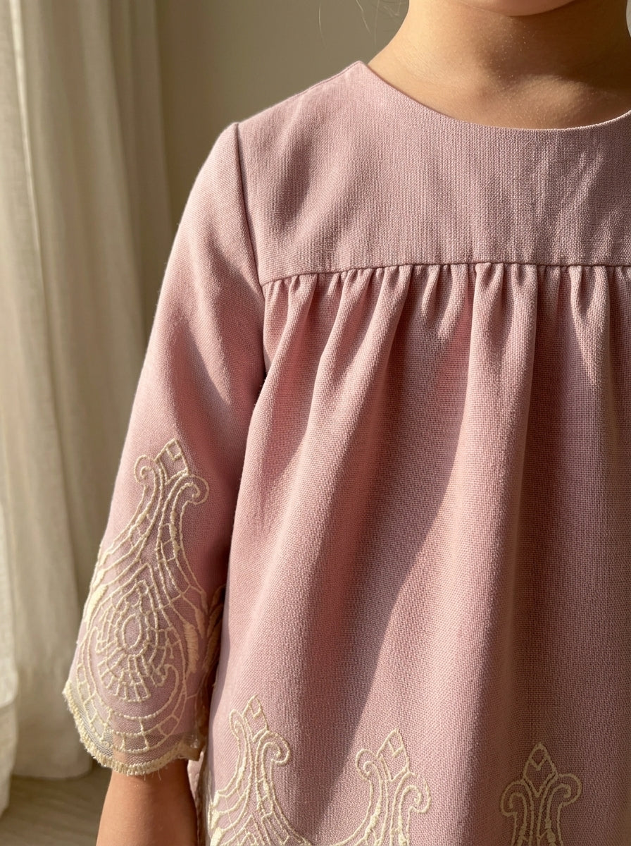 Vestido rosa empolvado y tul bordado dorado manga francesa