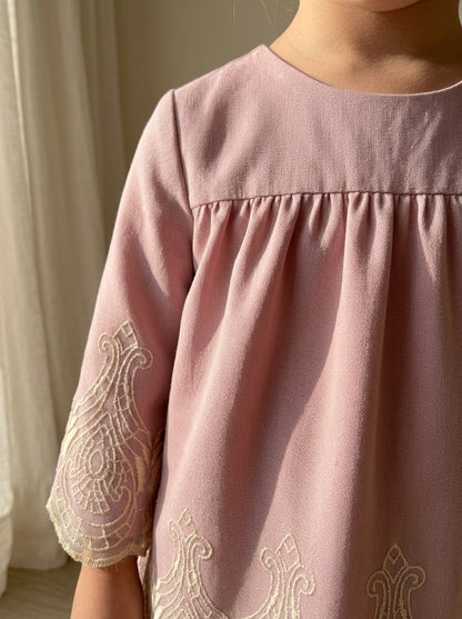 Vestido rosa empolvado y tul bordado dorado manga francesa