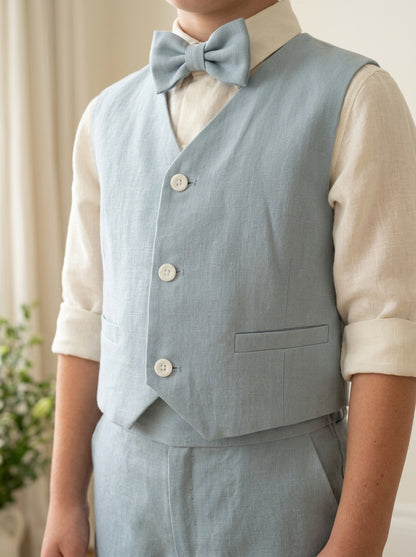 Conjunto camisa lino beig, short azul oceano con fajin y pajarita