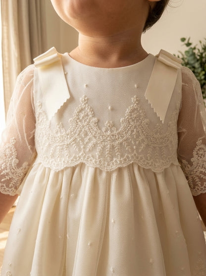 Vestido tul bordado beig con capota y braguita