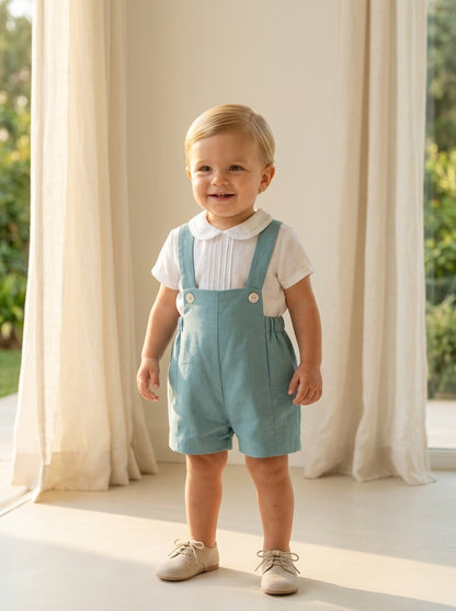 Peto verde con camisa blanca manga corta