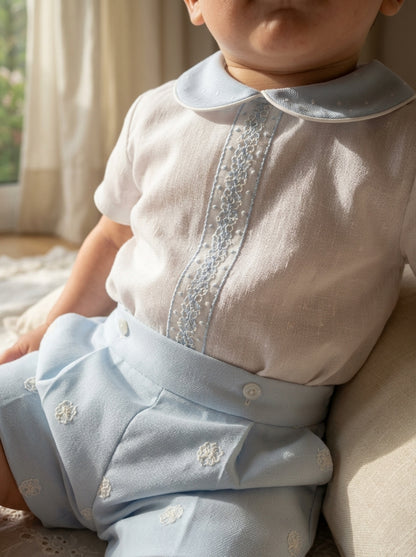 Conjunto camisa tul beig y detalles azules con bombacho bordado azul