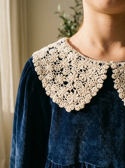 Vestido terciopelo azul marino y cuello guipur beig