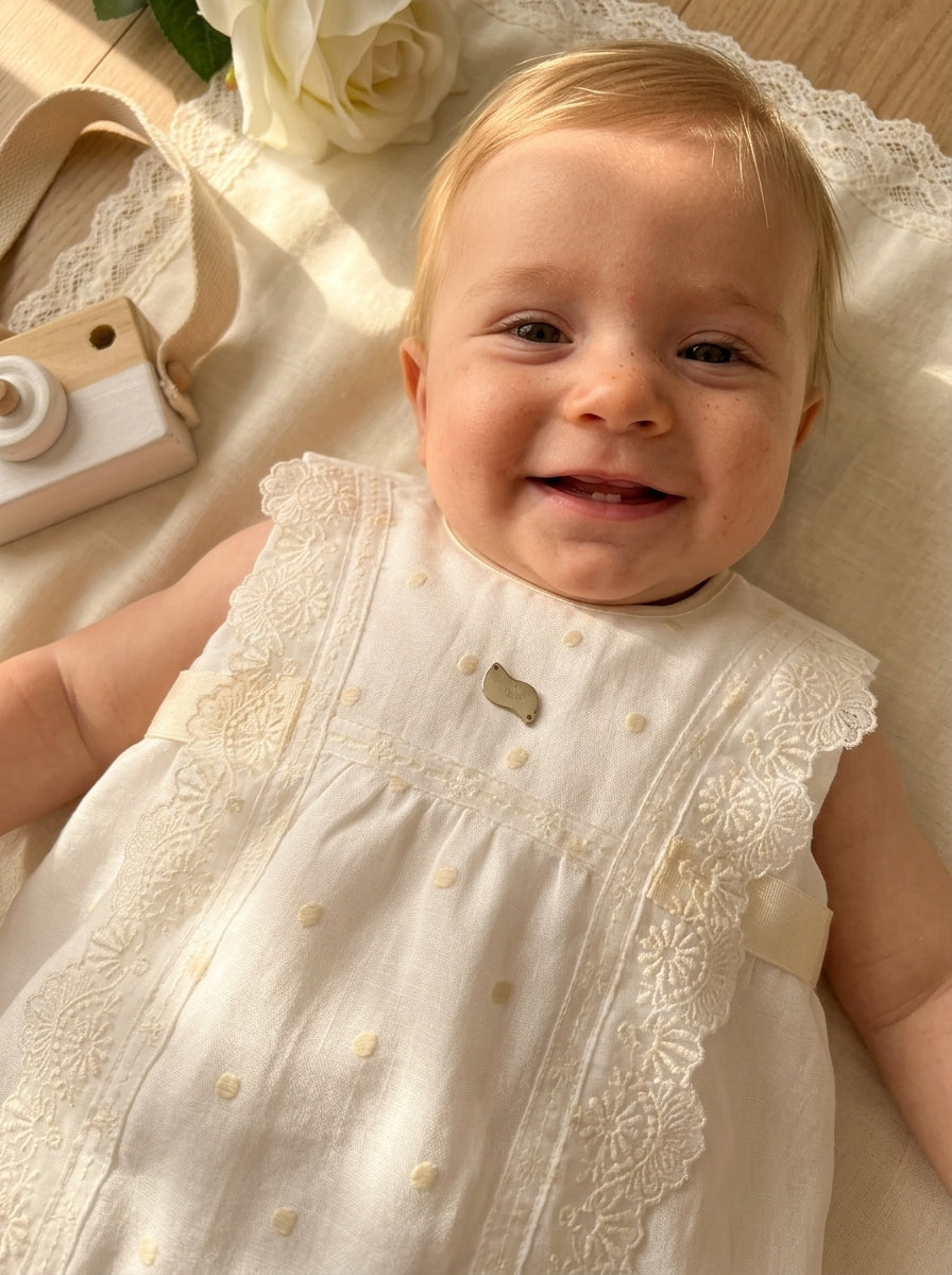 Pelele beige organza bordada y puntilla