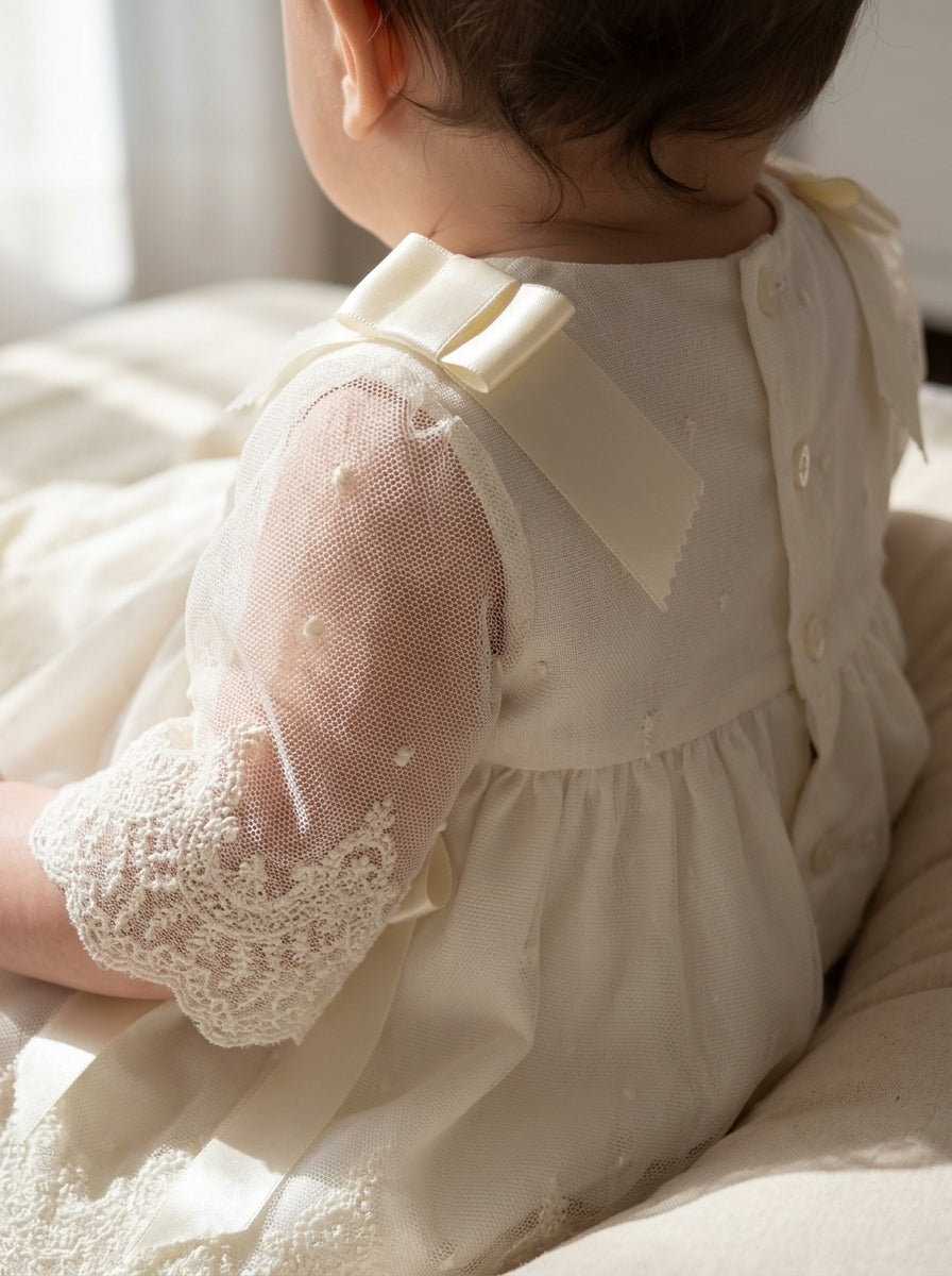 Vestido tul bordado beig con capota y braguita