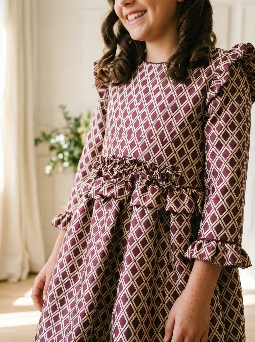 Vestido mikado rombos granates con volantes