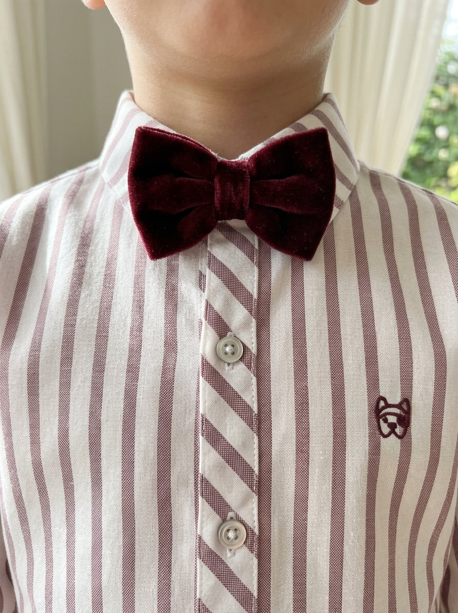 Conjunto camisa rayas granate y short terciopelo granate con pajarita