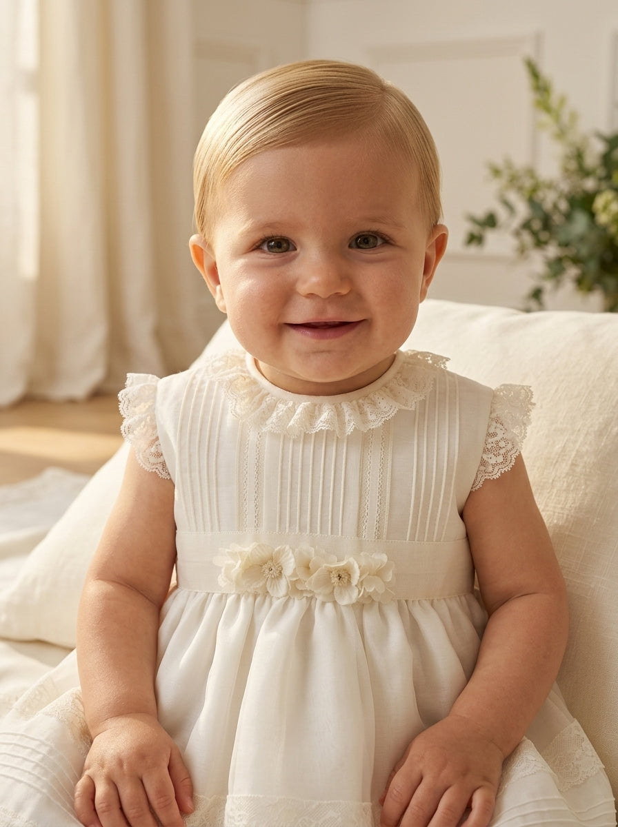 Vestido organza beig con vainicas y capota a juego