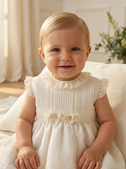 Vestido organza beig con vainicas y capota a juego