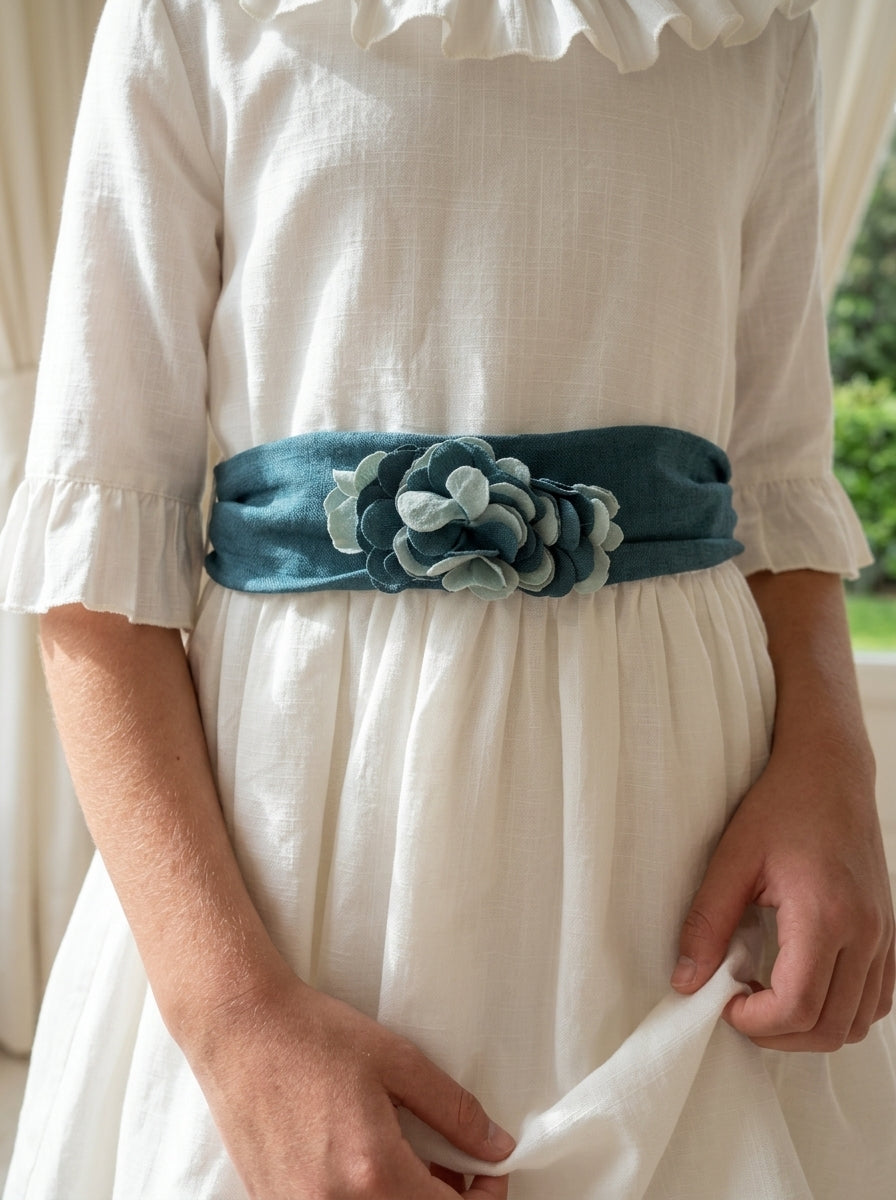 Vestido hilo blanco roto con volantes y fajín verde botella con flores