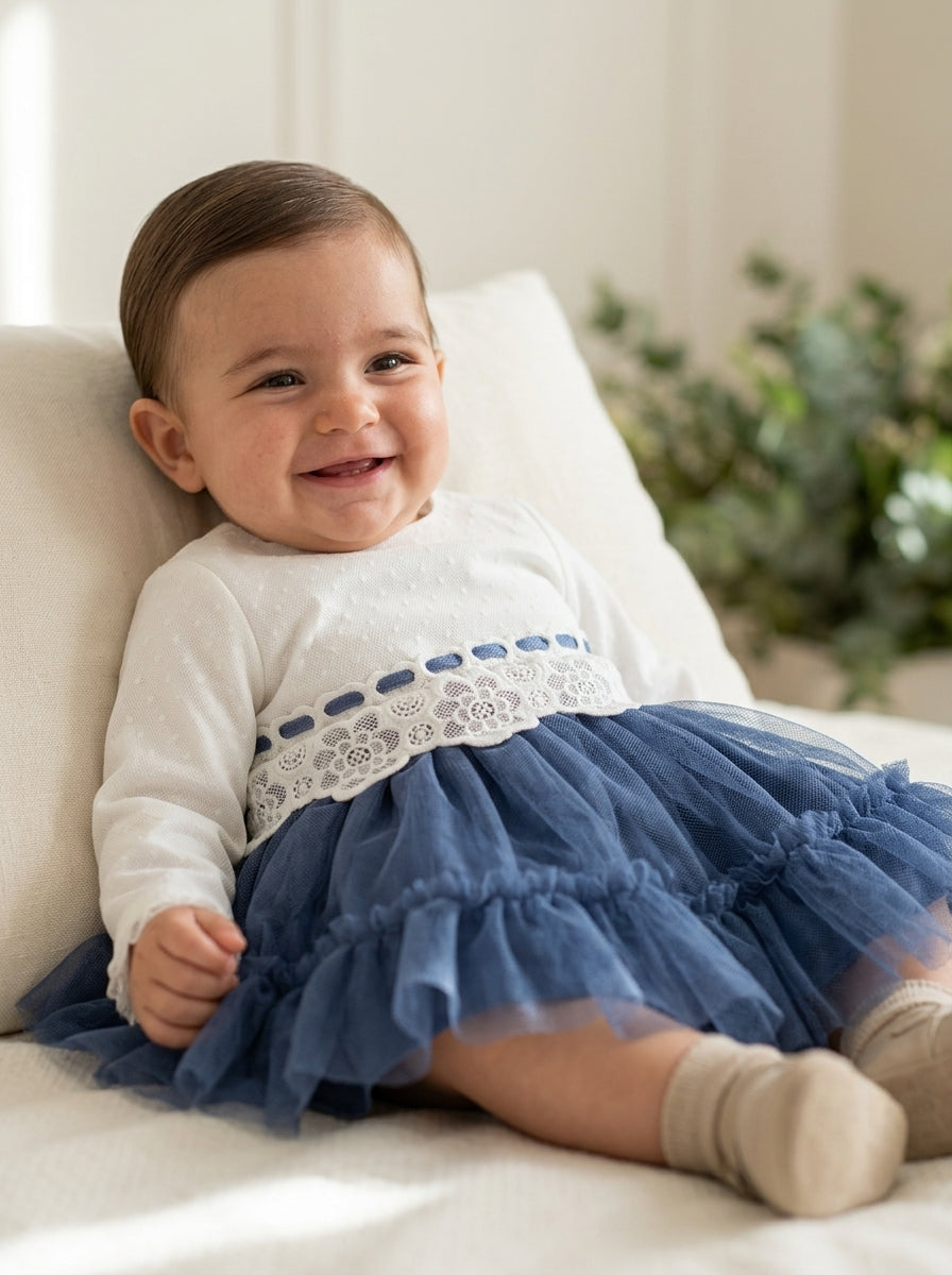 Vestido bebe tul beig y azul marino con volante