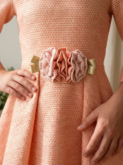 Vestido falda capeada salmón y dorado