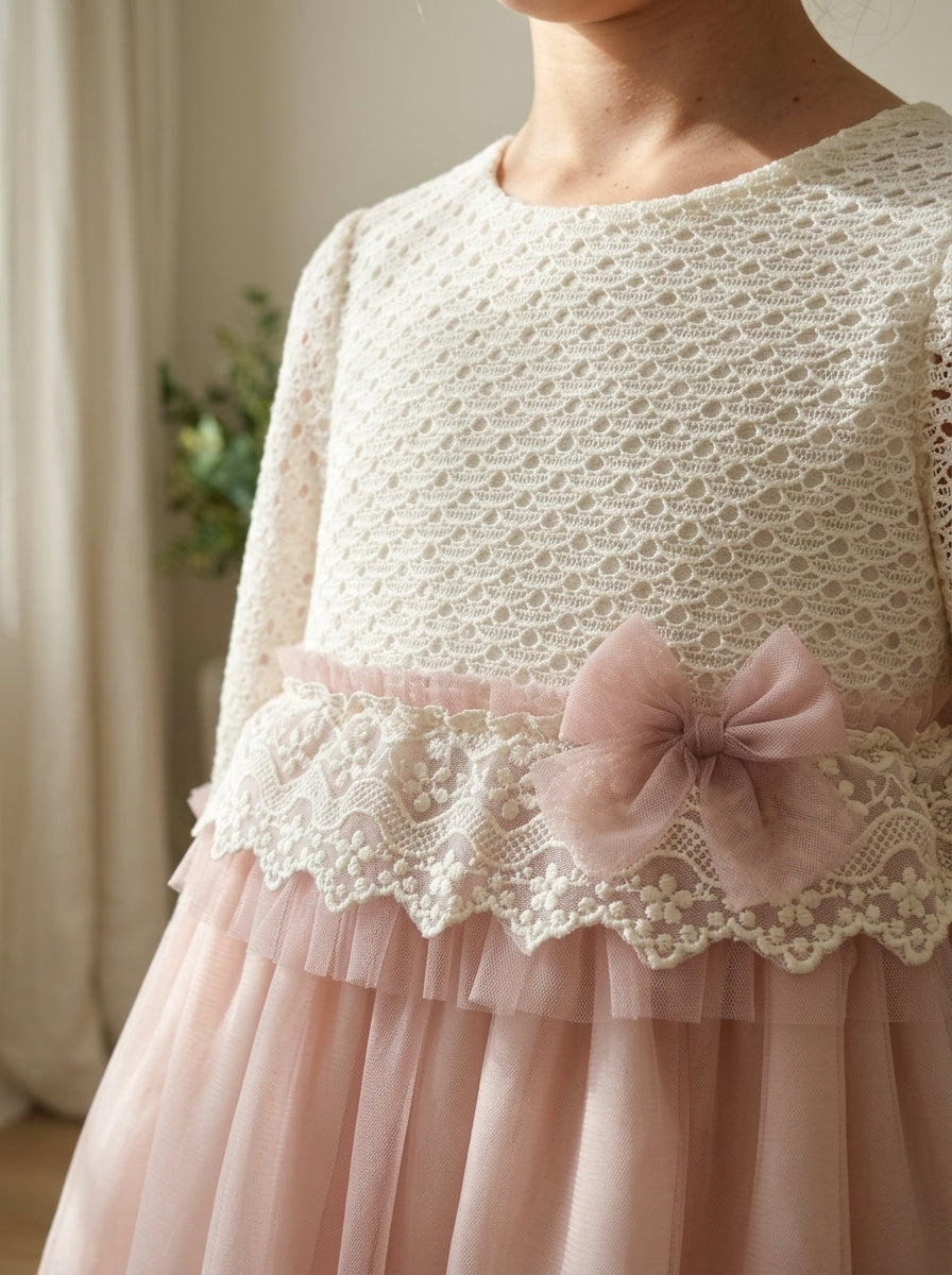 Vestido cuerpo beig y falda de tul rosa empolvado
