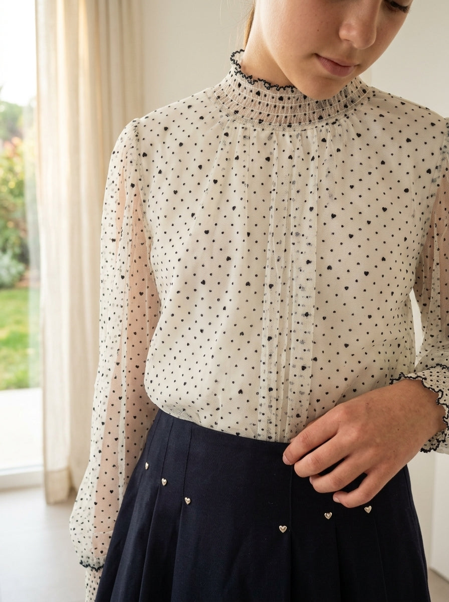 Conjunto camisa plumeti corazones negros y falda plisada negra