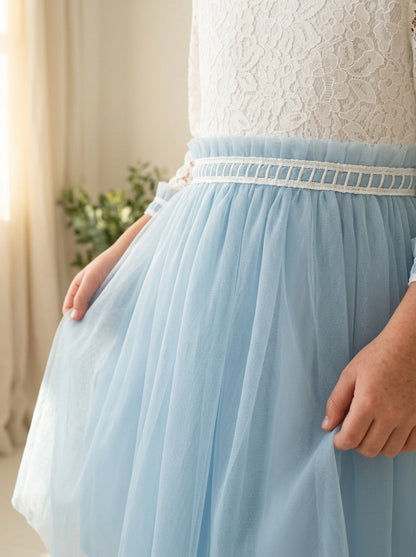Vestido encaje blanco y falda tul celeste