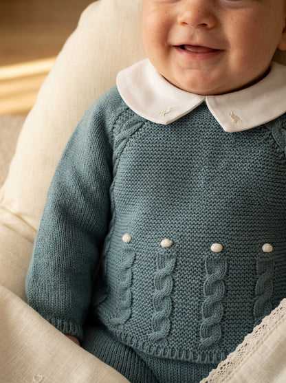 Jubon y polaina verde musgo con cuello blanco y gorrito