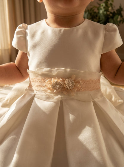 Vestido mikado blanco con fajin tul rosa y flores