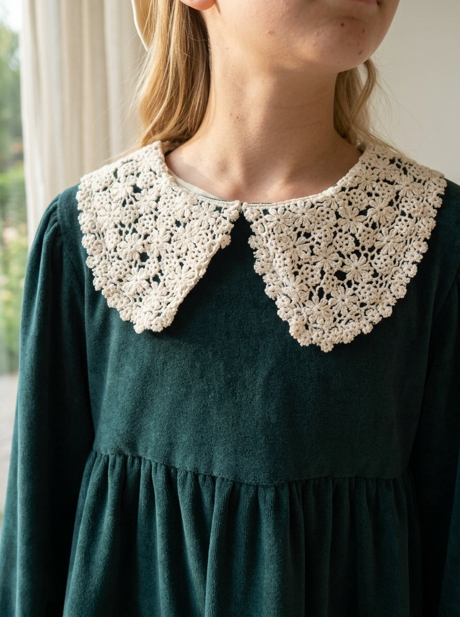 Vestido terciopelo verde botella con cuello guipur beig