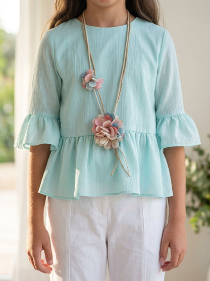 Conjunto blusa turquesa con collar y pantalon blanco