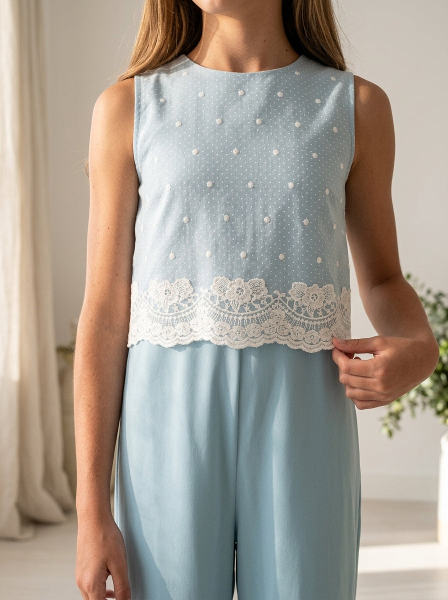 Mono verde empolvado y blusa bordada beig