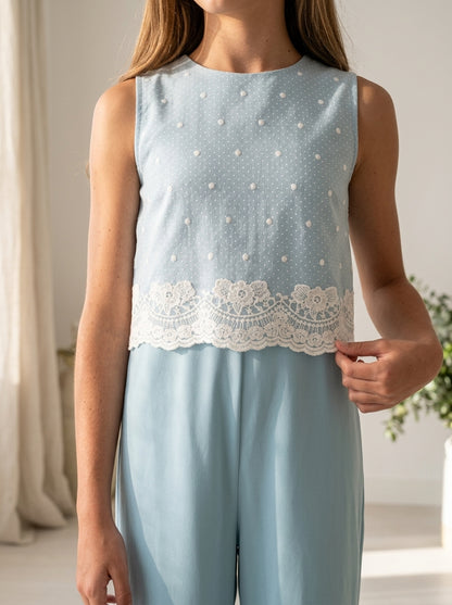 Mono verde empolvado y blusa bordada beig