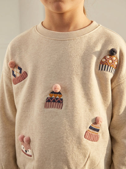 Sudadera arena con gorritos bordados