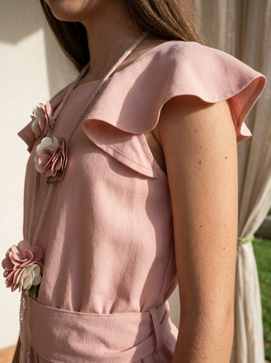 Mono rosa empolvado con volantes y collar